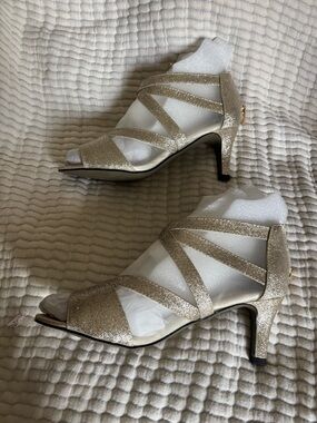 Easy Street Alive @ 5 Gold Glitter Dazzle Heel, Size 8.5 Wide